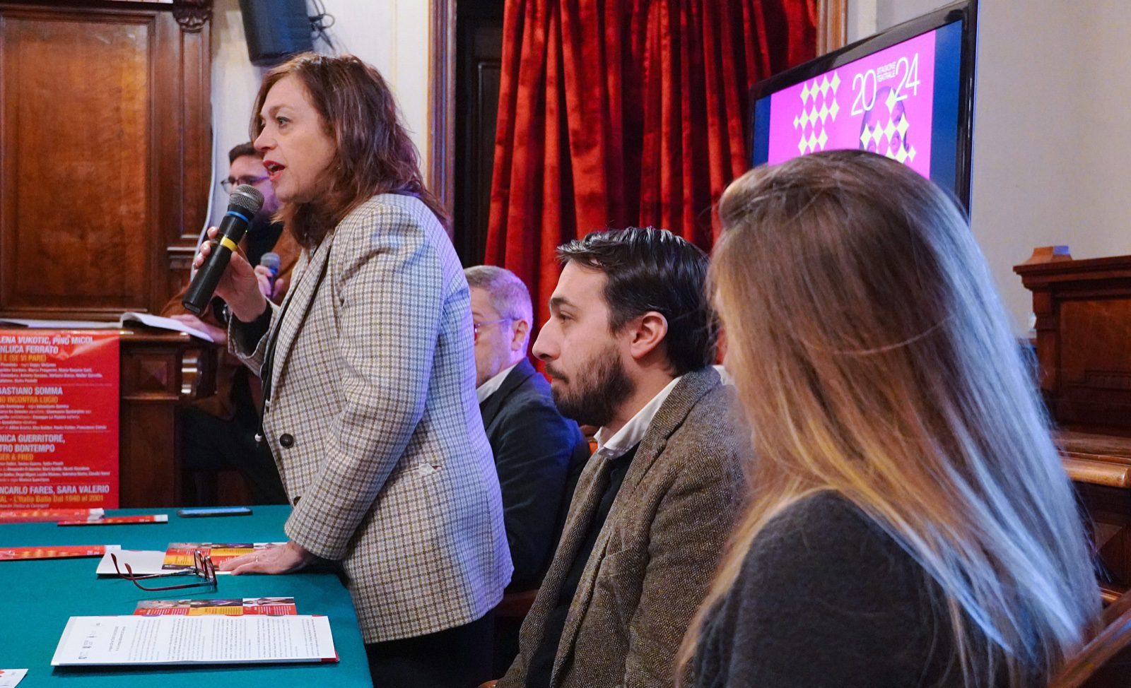 Presentata la stagione 2024 del Teatro Flavio Vespasiano, insieme al Sindaco Sinibaldi, all’Assessore Rosati e ai vertici ATCL l’attore Sebastiano Somma Presentata la stagione 2024 del Teatro Flavio Vespasiano, insieme al Sindaco Sinibaldi, all’Assessore Rosati e ai vertici ATCL l’attore Sebastiano Somma