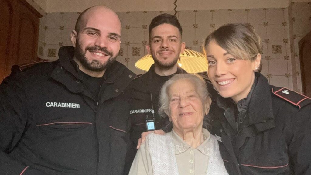 Anziana di 97 anni in lacrime chiama i Carabinieri e gli fa trovare una torta. Il plauso di Meloni: “Bravi” Anziana di 97 anni in lacrime chiama i Carabinieri e gli fa trovare una torta. Il plauso di Meloni: “Bravi”