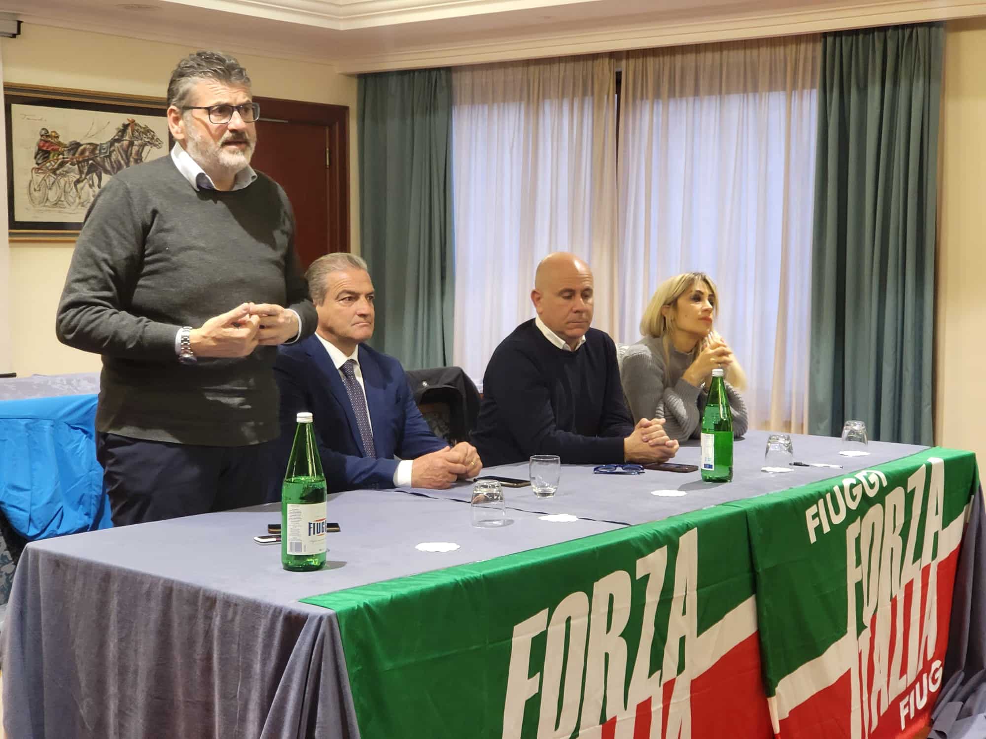 Fiuggi: bagno di folla per l’incontro con Forza Italia Fiuggi: bagno di folla per l’incontro con Forza Italia