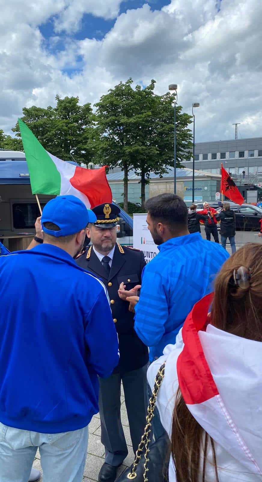 La Polizia di Stato agli Europei 2024 in Germania con l’Ufficio mobile per fornire assistenza ai numerosi italiani che seguono la Nazionale di calcio La Polizia di Stato agli Europei 2024 in Germania con l’Ufficio mobile per fornire assistenza ai numerosi italiani che seguono la Nazionale di calcio