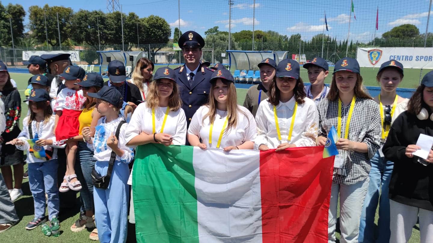 LA POLIZIA DI STATO INSIEME AI BAMBINI UCRAINI, FIGLI DEI POLIZIOTTI DECEDUTI NEL CONFLITTO BELLICO LA POLIZIA DI STATO INSIEME AI BAMBINI UCRAINI, FIGLI DEI POLIZIOTTI DECEDUTI NEL CONFLITTO BELLICO