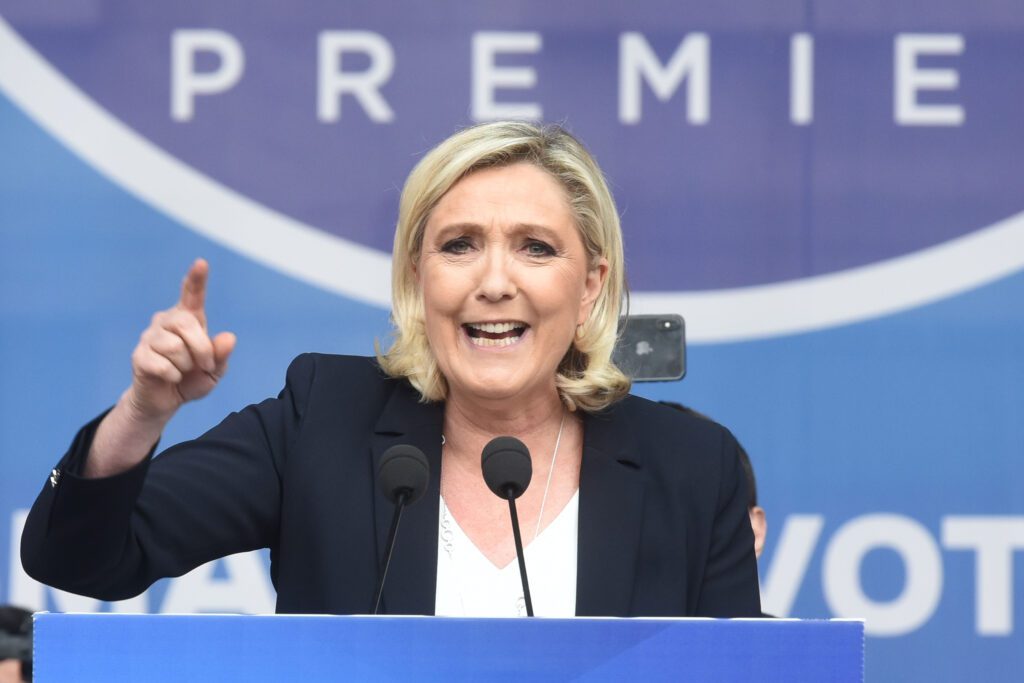 Elezioni in Francia, Le Pen indagata per presunti finanziamenti illeciti Elezioni in Francia, Le Pen indagata per presunti finanziamenti illeciti