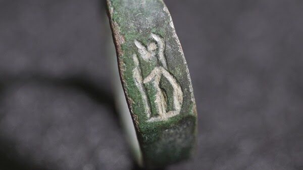 Ragazzo di 13 anni trova anello risalente a 1800 anni fa Ragazzo di 13 anni trova anello risalente a 1800 anni fa