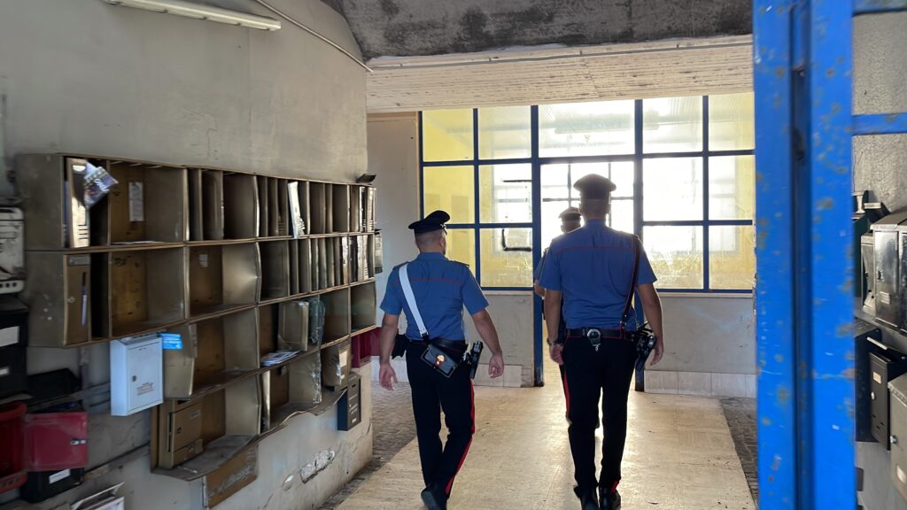 Controlli dei Carabinieri in zona Corviale 2