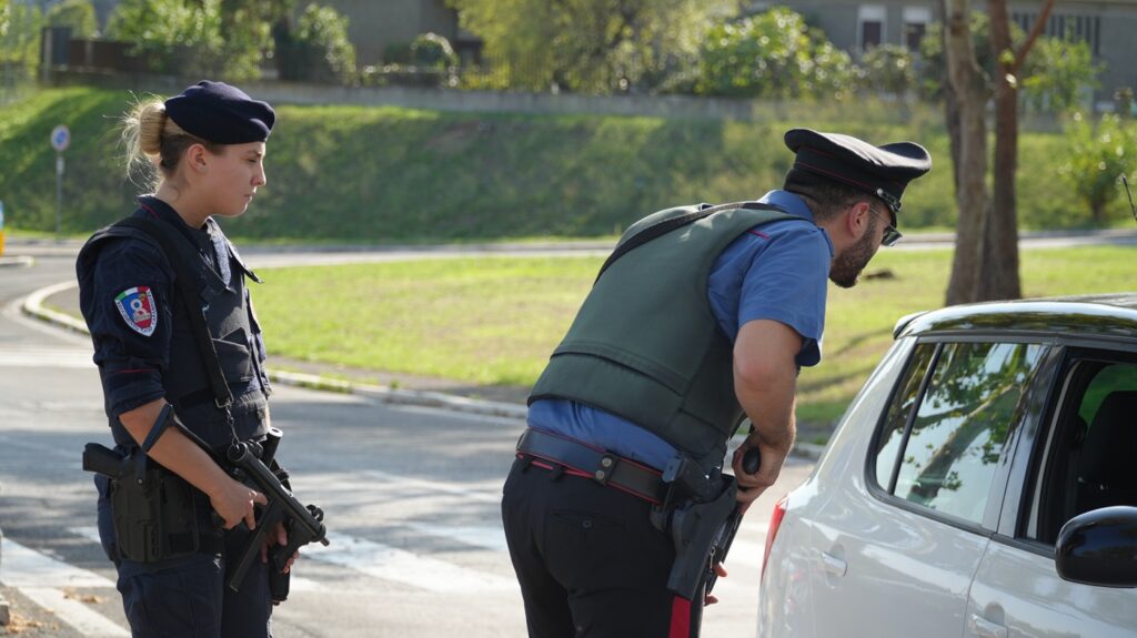 Controlli dei Carabinieri in zona Corviale 4