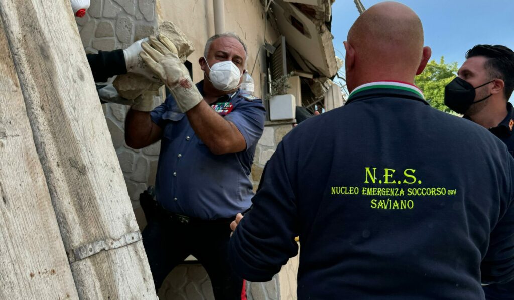 Crolla palazzina in provincia di Napoli: morti una bimba di 4 anni e il fratellino di 6, si scava a mani nude tra le macerie Crolla palazzina in provincia di Napoli: morti una bimba di 4 anni e il fratellino di 6, si scava a mani nude tra le macerie