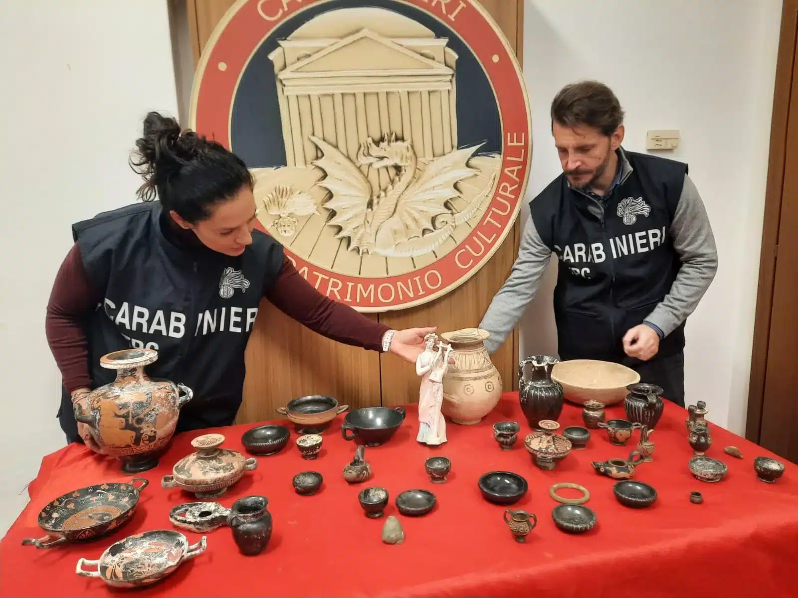 Associazione a delinquere finalizzata al furto, ricettazione ed esportazione illecita di reperti archeologici e numismatici: 32 persone indagate e 4 misure cautelari eseguite dai Carabinieri del Nucleo TPC di Bari nel centro e sud Italia Associazione a delinquere finalizzata al furto, ricettazione ed esportazione illecita di reperti archeologici e numismatici: 32 persone indagate e 4 misure cautelari eseguite dai Carabinieri del Nucleo TPC di Bari nel centro e sud Italia