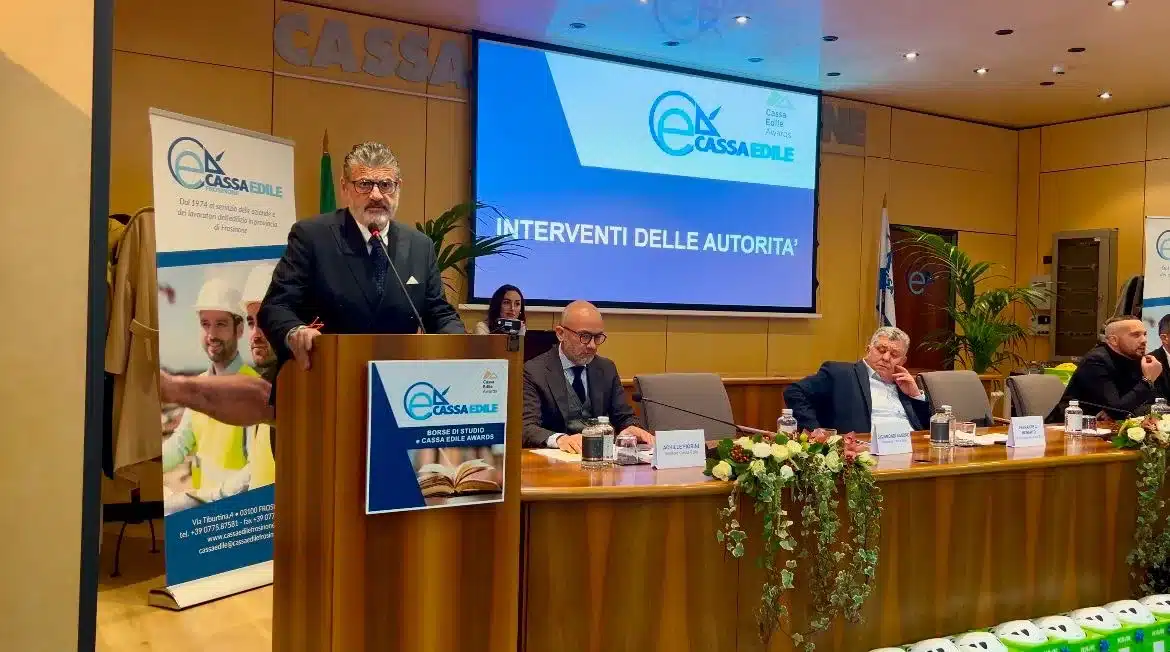 “Un riconoscimento al merito e alla dedizione di famiglie e lavoratori del settore edile” Gianluca Quadrini, alla Cerimonia di Consegna delle Borse di Studio Cassa Edile Awards “Un riconoscimento al merito e alla dedizione di famiglie e lavoratori del settore edile” Gianluca Quadrini, alla Cerimonia di Consegna delle Borse di Studio Cassa Edile Awards