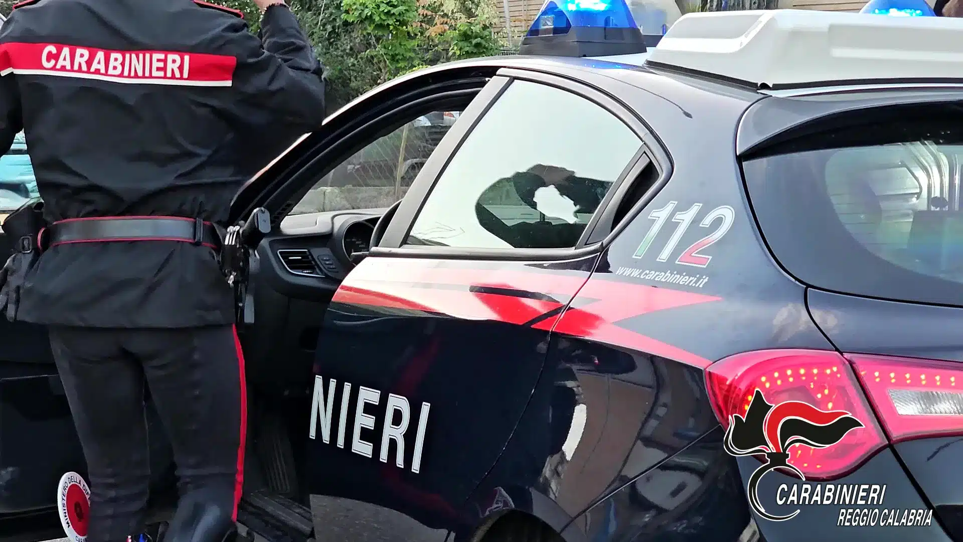 SCOPERTO UN ARSENALE NASCOSTO SOTTOTERRA: CARABINIERI DI GIOIA TAURO RINVENGONO ARMI DA GUERRA e COCAINA SCOPERTO UN ARSENALE NASCOSTO SOTTOTERRA: CARABINIERI DI GIOIA TAURO RINVENGONO ARMI DA GUERRA e COCAINA