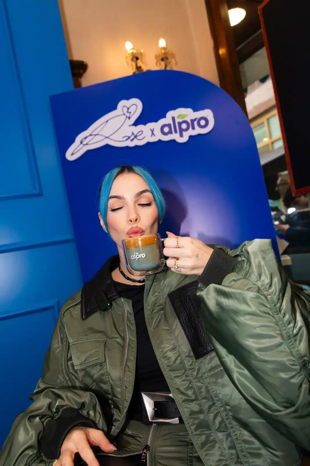 A SANREMO, ALPRO E ROSE VILLAIN APRONO LE PORTE DEL “VILLAIN CAFÈ”. L’ITALIA SI TINGE DI BLU CON ALPRO A SANREMO, ALPRO E ROSE VILLAIN APRONO LE PORTE DEL “VILLAIN CAFÈ”. L’ITALIA SI TINGE DI BLU CON ALPRO