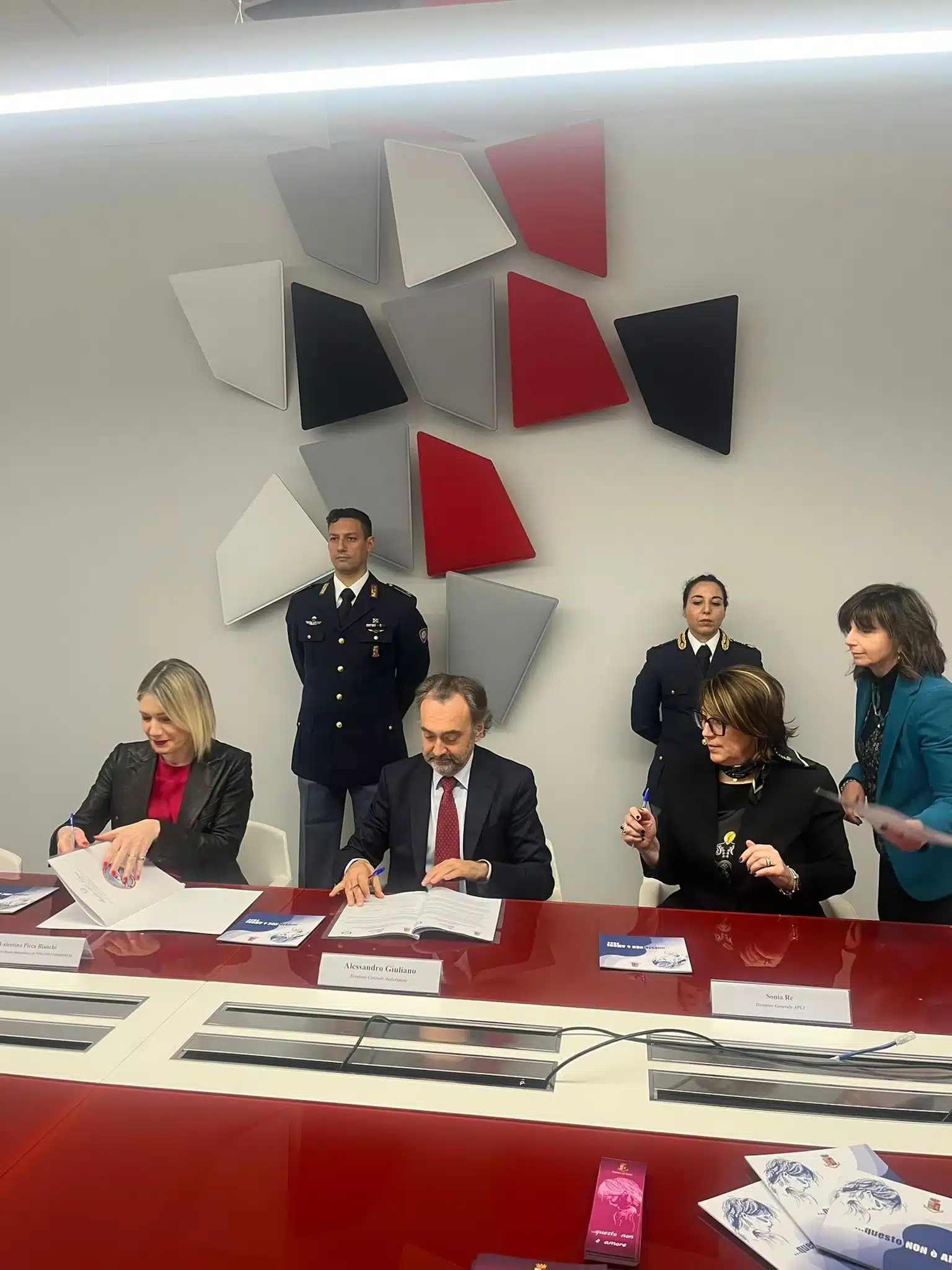 FIRMA PROTOCOLLO DIREZIONE CENTRALE ANTICRIMINE DELLA POLIZIA DI STATO E IL GRUPPO DONNE IMPRENDITRICI DELLE FIPE-COMMERCIO FIRMA PROTOCOLLO DIREZIONE CENTRALE ANTICRIMINE DELLA POLIZIA DI STATO E IL GRUPPO DONNE IMPRENDITRICI DELLE FIPE-COMMERCIO