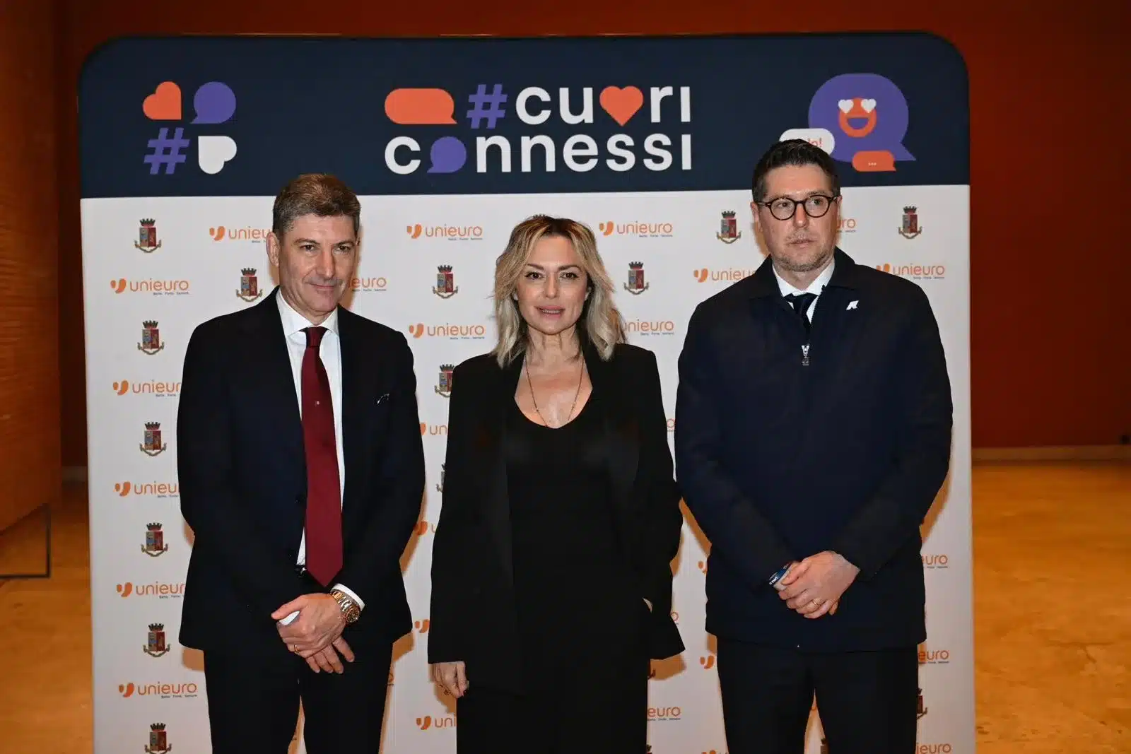 L’EVENTO #CUORICONNESSI DI UNIEURO E POLIZIA DI STATO SI CONFERMA ANCHE QUEST’ANNO CON NUMERI RECORD L’EVENTO #CUORICONNESSI DI UNIEURO E POLIZIA DI STATO SI CONFERMA ANCHE QUEST’ANNO CON NUMERI RECORD