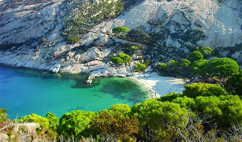 TOSCANA, IL FASCINO DELL’ISOLA DI MONTECRISTO Dalle monete d’oro alle meraviglie naturalistiche ecco i tesori dell’isola più selvaggia e inaccessibile dell’Arcipelago Toscano TOSCANA, IL FASCINO DELL’ISOLA DI MONTECRISTO Dalle monete d’oro alle meraviglie naturalistiche ecco i tesori dell’isola più selvaggia e inaccessibile dell’Arcipelago Toscano