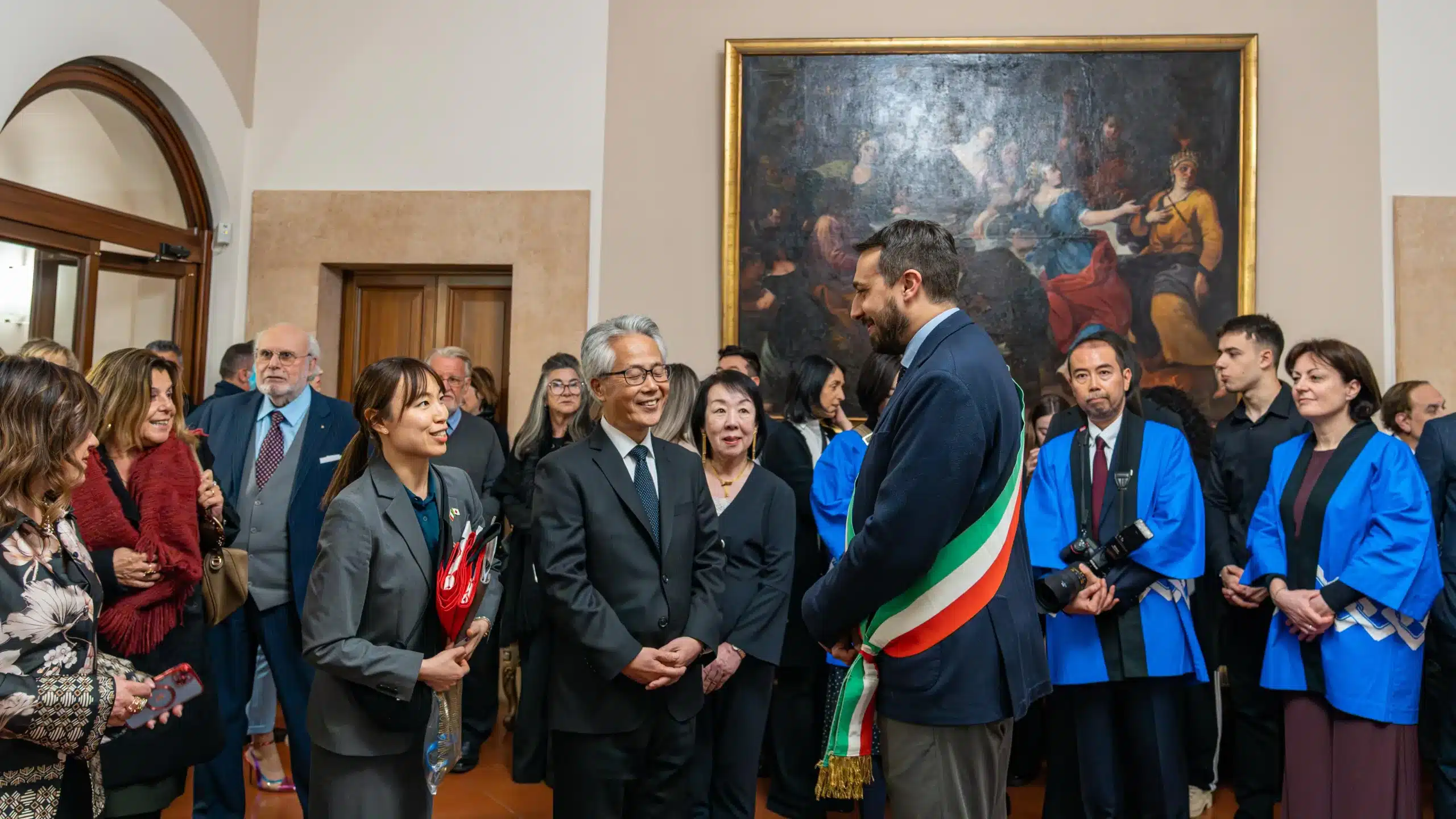 Palazzo Potenziani ha ospitato l’Ambasciatore del Giappone in Italia e le delegazioni delle altre città gemellate di Nordhorn e Laguna Palazzo Potenziani ha ospitato l’Ambasciatore del Giappone in Italia e le delegazioni delle altre città gemellate di Nordhorn e Laguna
