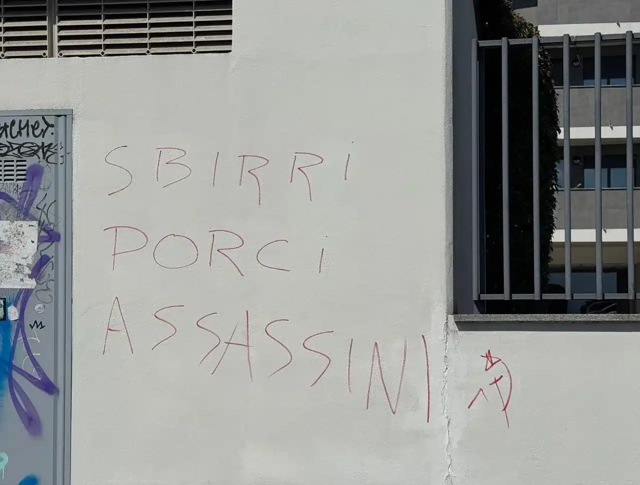 MILANO, OCCUPATO ALTRO STABILE SUI NAVIGLI, DE CORATO: «IN VIA E.PONTI 10 PRIMA DI CORTEO DAX SABATO U.S. OCCUPATO ALTRO STABILE DAI NO-GLOBAL MILANO, OCCUPATO ALTRO STABILE SUI NAVIGLI, DE CORATO: «IN VIA E.PONTI 10 PRIMA DI CORTEO DAX SABATO U.S. OCCUPATO ALTRO STABILE DAI NO-GLOBAL