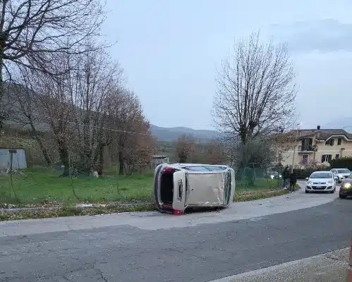 Le condizioni del manto stradale e le piogge hanno contribuito all’incidente stradale Le condizioni del manto stradale e le piogge hanno contribuito all’incidente stradale