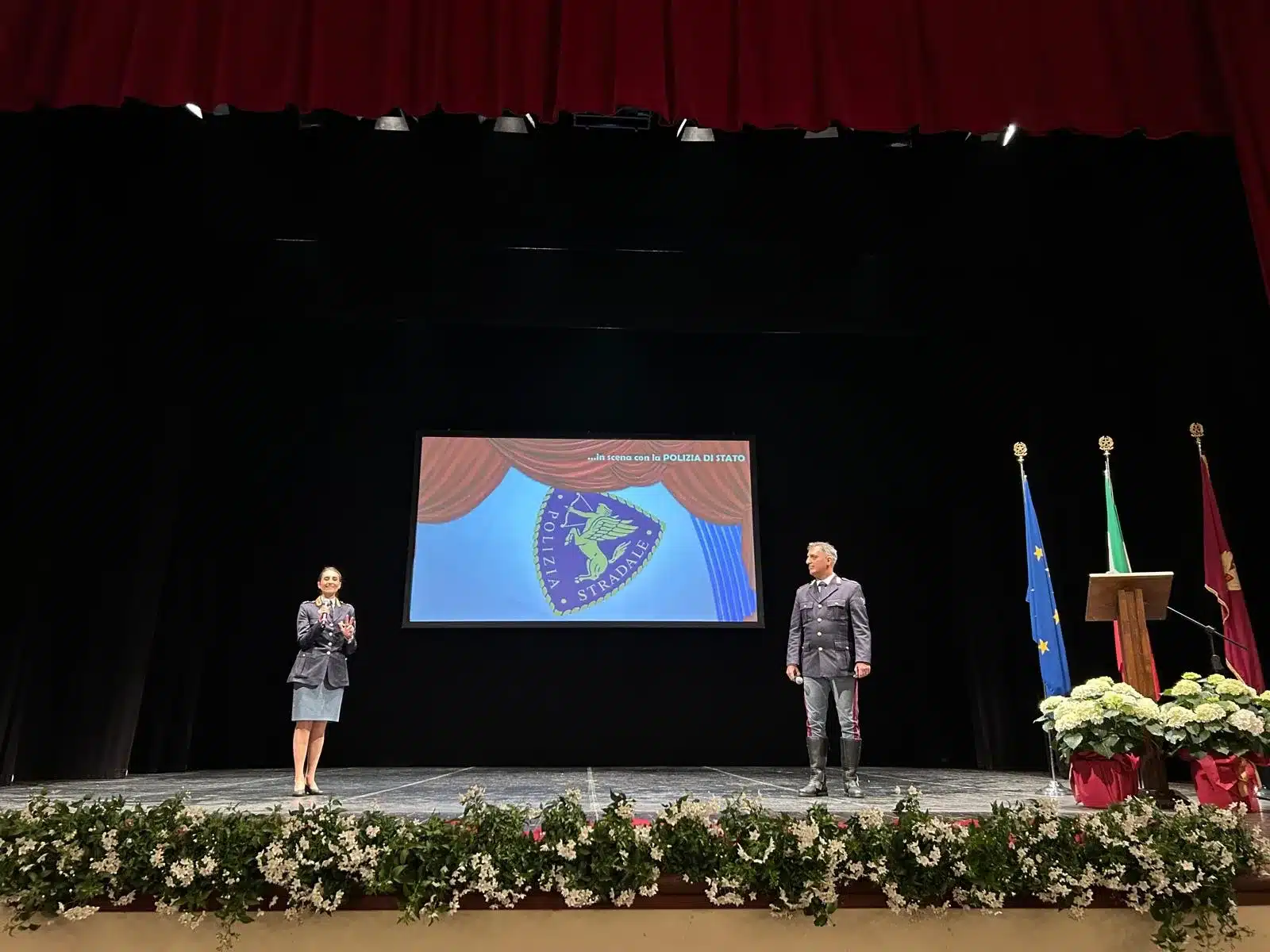 Giovani e Polizia di Stato di nuovo insieme nello spettacolo “Percorsi di Legalità, in scena con la Polizia di Stato”. Giovani e Polizia di Stato di nuovo insieme nello spettacolo “Percorsi di Legalità, in scena con la Polizia di Stato”.