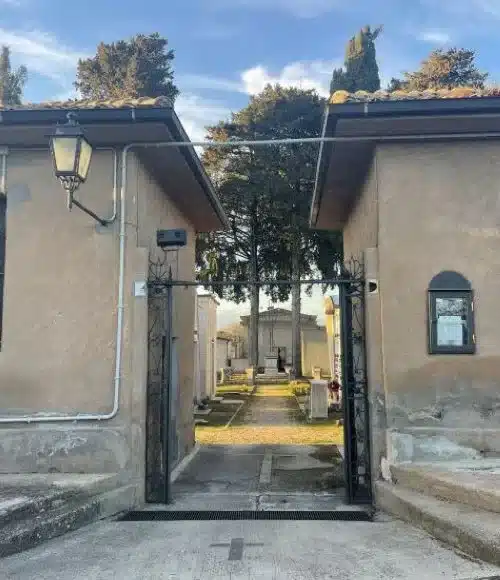 Rubava i fiori ed oggetti nel cimitero, condannato per furto e vilipendio Rubava i fiori ed oggetti nel cimitero, condannato per furto e vilipendio