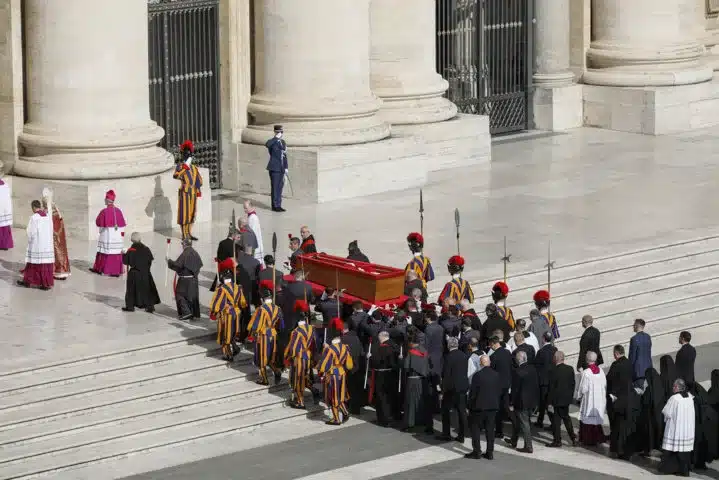 La salma di Papa Francesco è nella Basilica di San Pietro, fedeli in fila per entrare La salma di Papa Francesco è nella Basilica di San Pietro, fedeli in fila per entrare