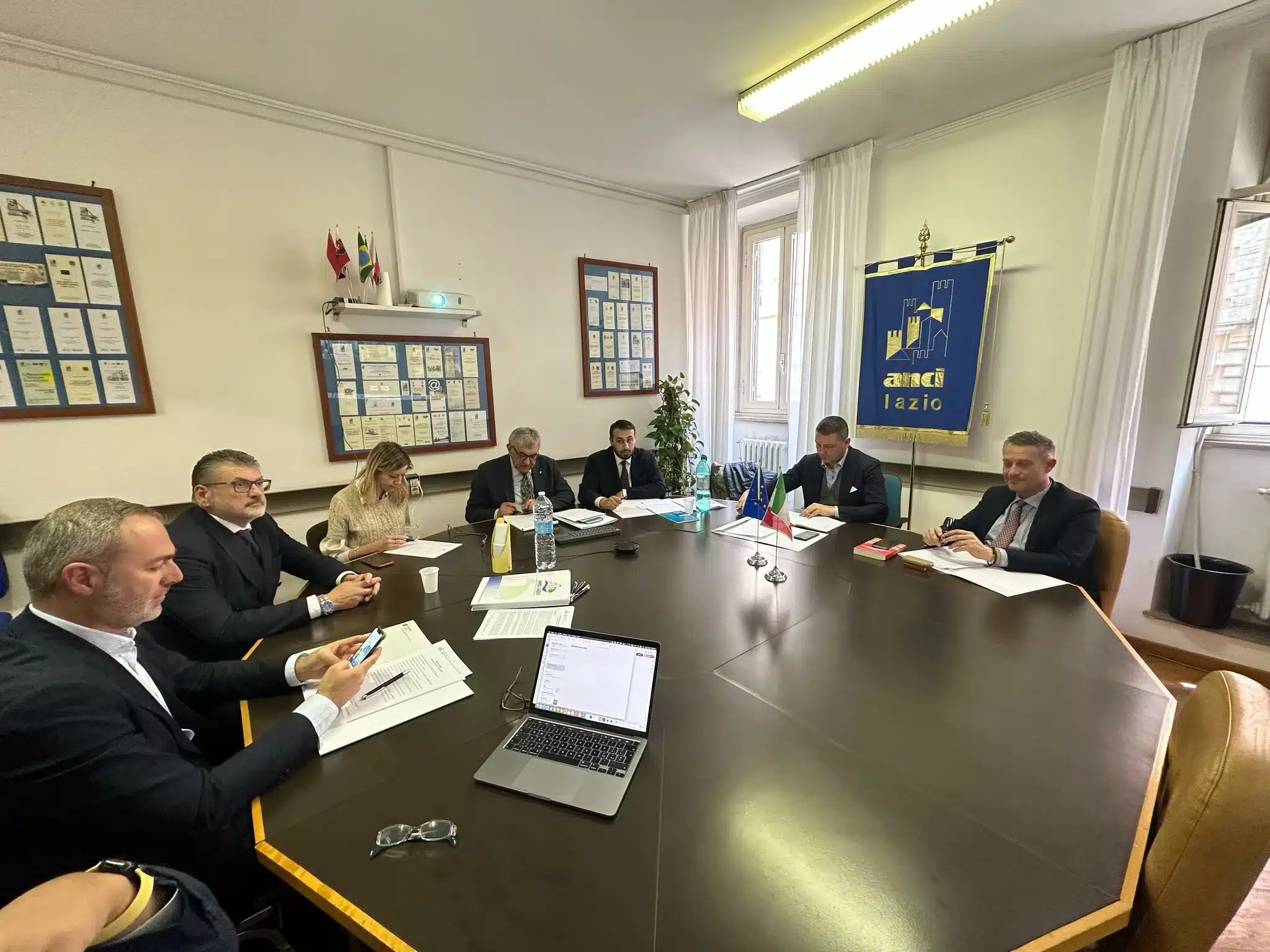Riunione del Consiglio Direttivo dell’ANCI Lazio: focus su sviluppo e crescita dei comuni della regione Riunione del Consiglio Direttivo dell’ANCI Lazio: focus su sviluppo e crescita dei comuni della regione