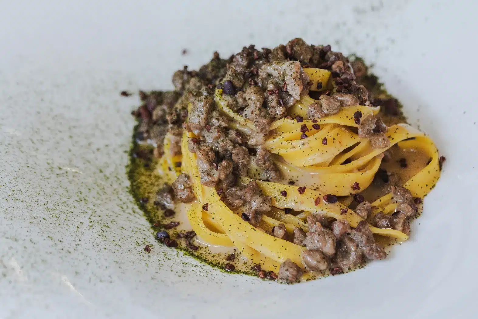 Tagliatelle al Ragù di Manzo, Fave di Cacao e Alloro Tagliatelle al Ragù di Manzo, Fave di Cacao e Alloro