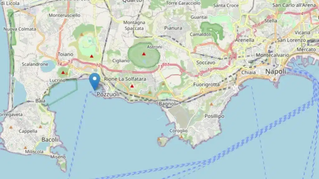 Terremoto ai Campi Flegrei, trema Napoli: sciame in corso. Scuole chiuse a Pozzuoli Terremoto ai Campi Flegrei, trema Napoli: sciame in corso. Scuole chiuse a Pozzuoli
