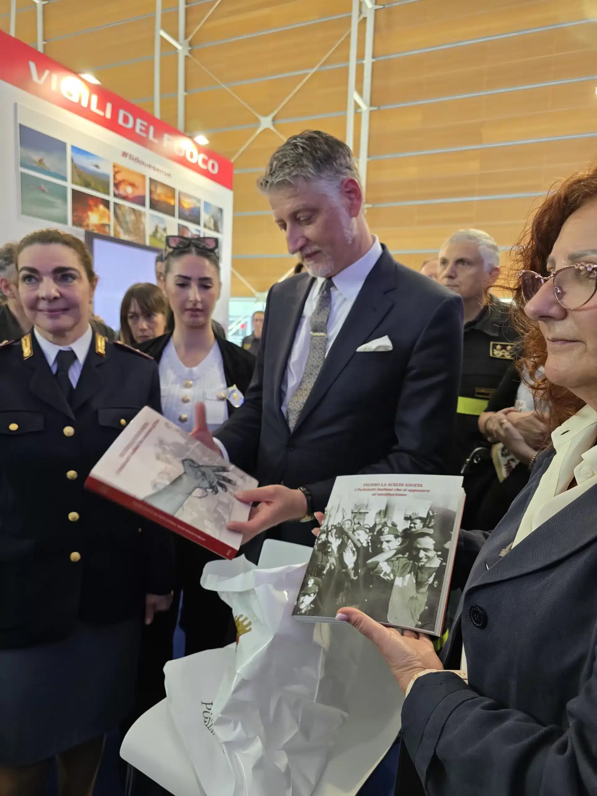 LA POLIZIA DI STATO AL SALONE INTERNAZIONALE LA POLIZIA DI STATO AL SALONE INTERNAZIONALE