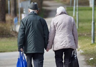 Entro il 2050 gli over 60 saranno il 34% della popolazione, ecco perchè vaccinarli è così importante Entro il 2050 gli over 60 saranno il 34% della popolazione, ecco perchè vaccinarli è così importante