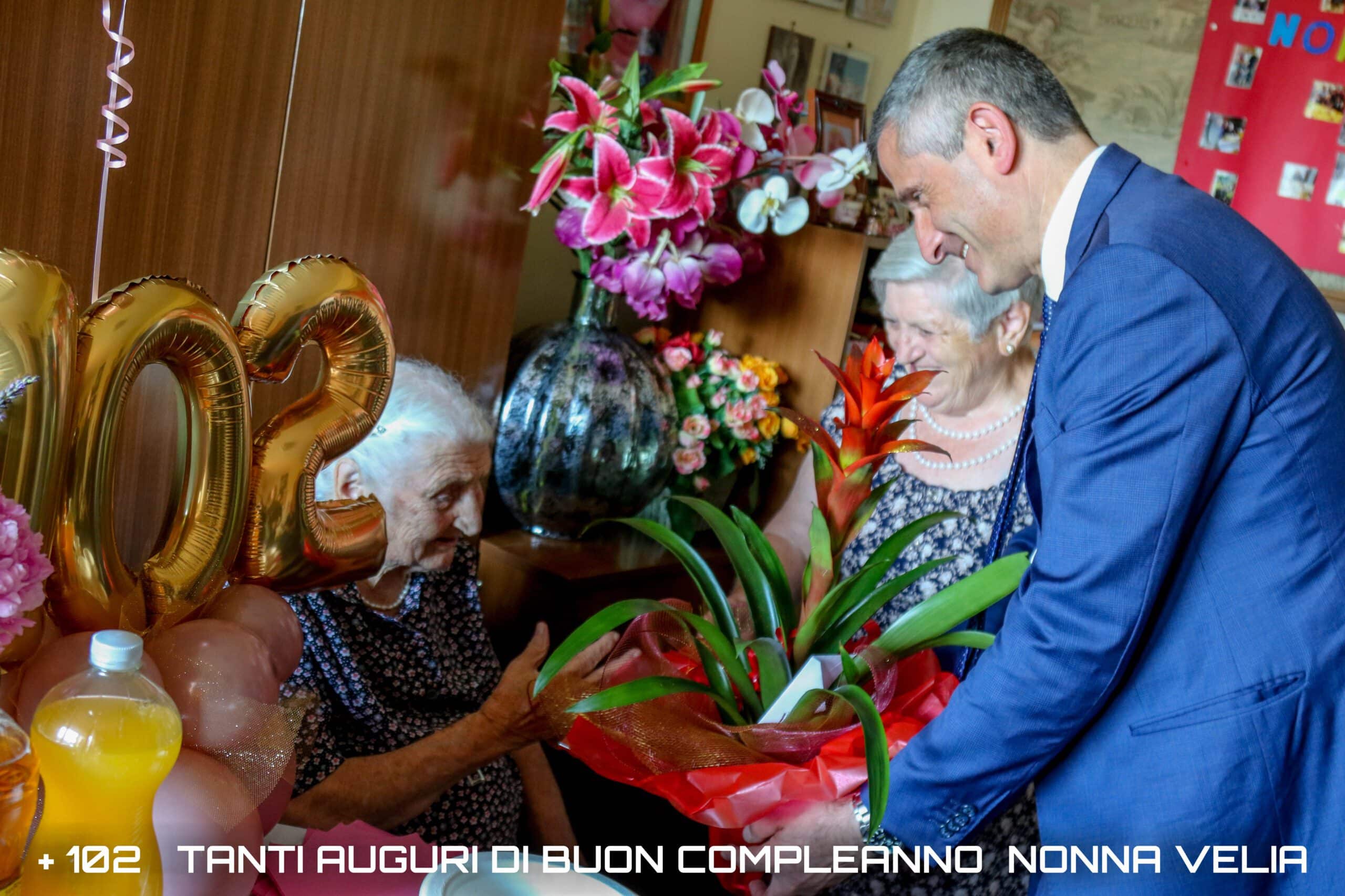 Guidonia – Auguri a nonna Velia per i suoi 102 anni – omaggio floreale del sindaco Avv. Mauro Lombardo Guidonia – Auguri a nonna Velia per i suoi 102 anni – omaggio floreale del sindaco Avv. Mauro Lombardo