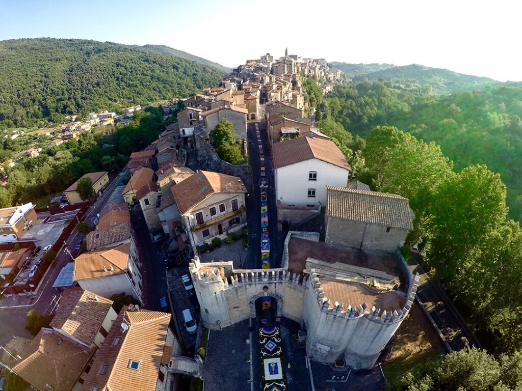 Un weekend d’estate immersi nei colori dell’Infiorata di Genazzano Un weekend d’estate immersi nei colori dell’Infiorata di Genazzano