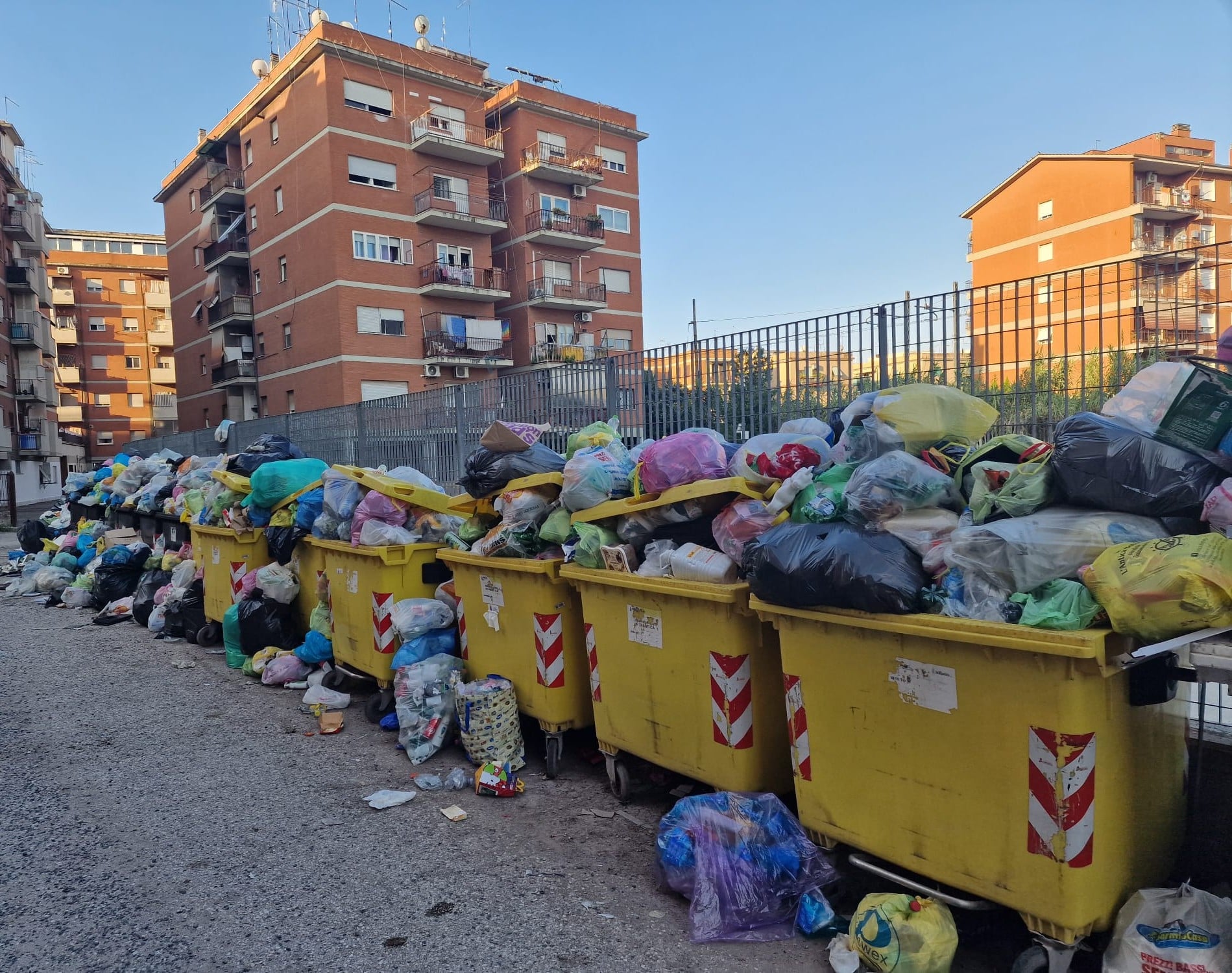Villalba: Complesso abitativo di via Trieste, il parcheggio selvaggio impedisce la raccolta dei rifiuti Villalba: Complesso abitativo di via Trieste, il parcheggio selvaggio impedisce la raccolta dei rifiuti