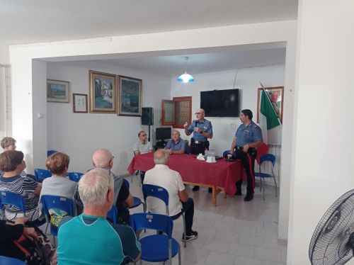 Lezione antitruffa con i carabinieri Lezione antitruffa con i carabinieri