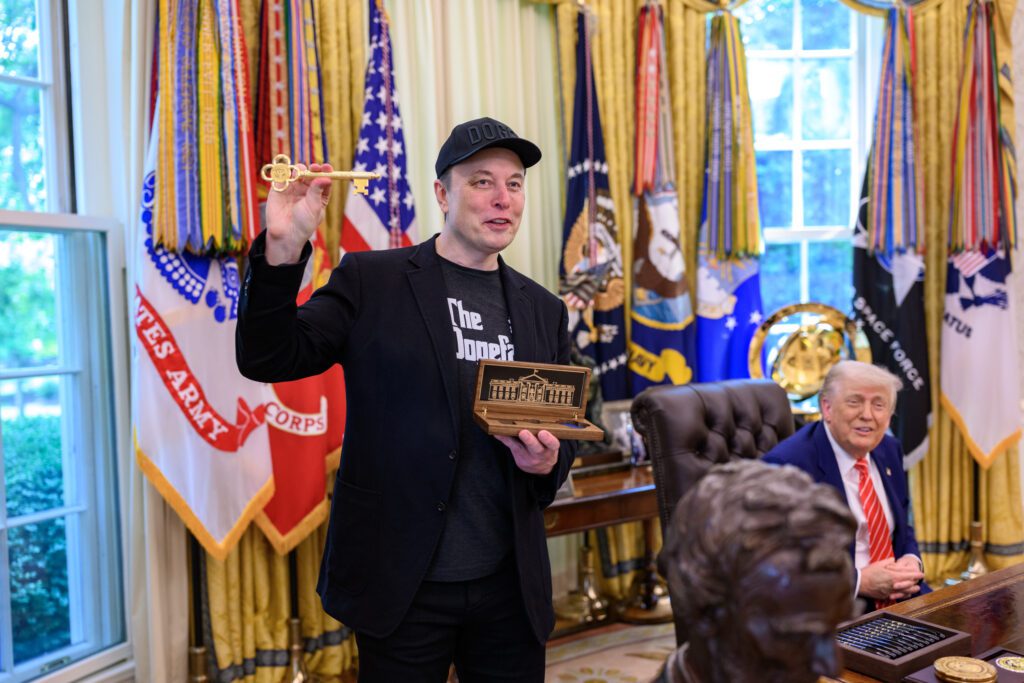 La bomba di Trump: “Senza sussidi Musk tornerebbe in Sudafrica e l’America risparmierebbe” La bomba di Trump: “Senza sussidi Musk tornerebbe in Sudafrica e l’America risparmierebbe”