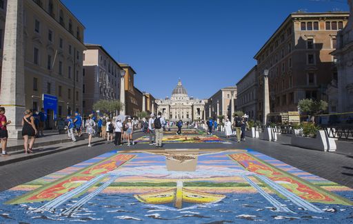 Giubileo, migliaia volontari delle Pro loco e infioratori colorano piazza San Pietro e via della Conciliazione Giubileo, migliaia volontari delle Pro loco e infioratori colorano piazza San Pietro e via della Conciliazione