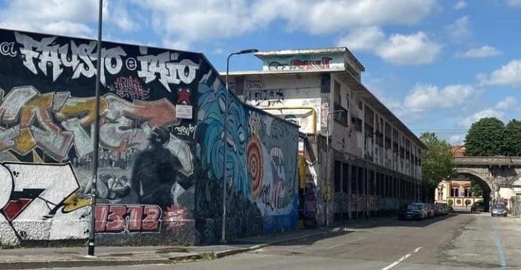 “Sono arrivati”: è iniziato lo sgombero del centro sociale Leoncavallo a Milano “Sono arrivati”: è iniziato lo sgombero del centro sociale Leoncavallo a Milano