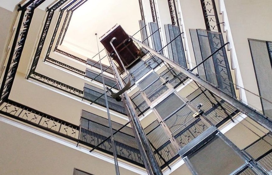 Le segue in ascensore e le sequestra: due ragazzine costrette ad atti sessuali da un 40 enne Le segue in ascensore e le sequestra: due ragazzine costrette ad atti sessuali da un 40 enne