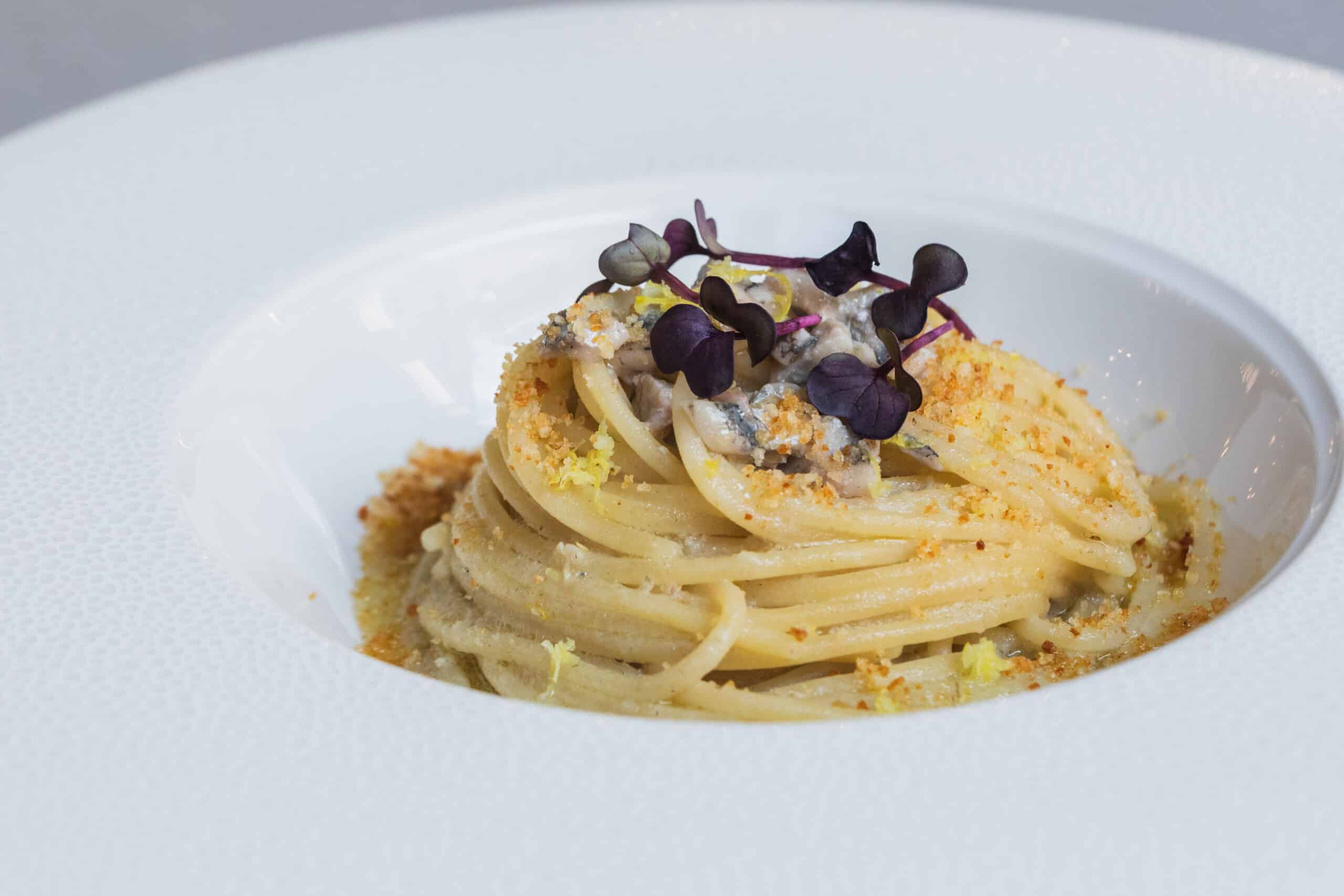 Spaghetto “Burro e Alici” Limone e Pane tostato alle erbe Spaghetto “Burro e Alici” Limone e Pane tostato alle erbe
