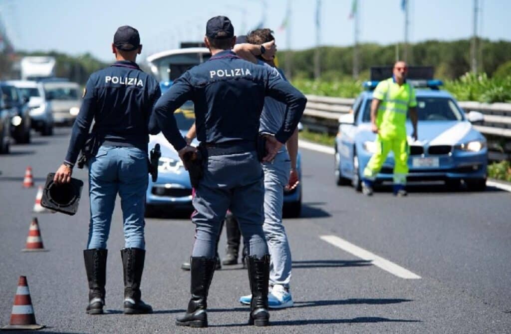 Tre ciclisti investiti e uccisi in provincia di Bari. L’automobilista ha chiamato i soccorsi Tre ciclisti investiti e uccisi in provincia di Bari. L’automobilista ha chiamato i soccorsi