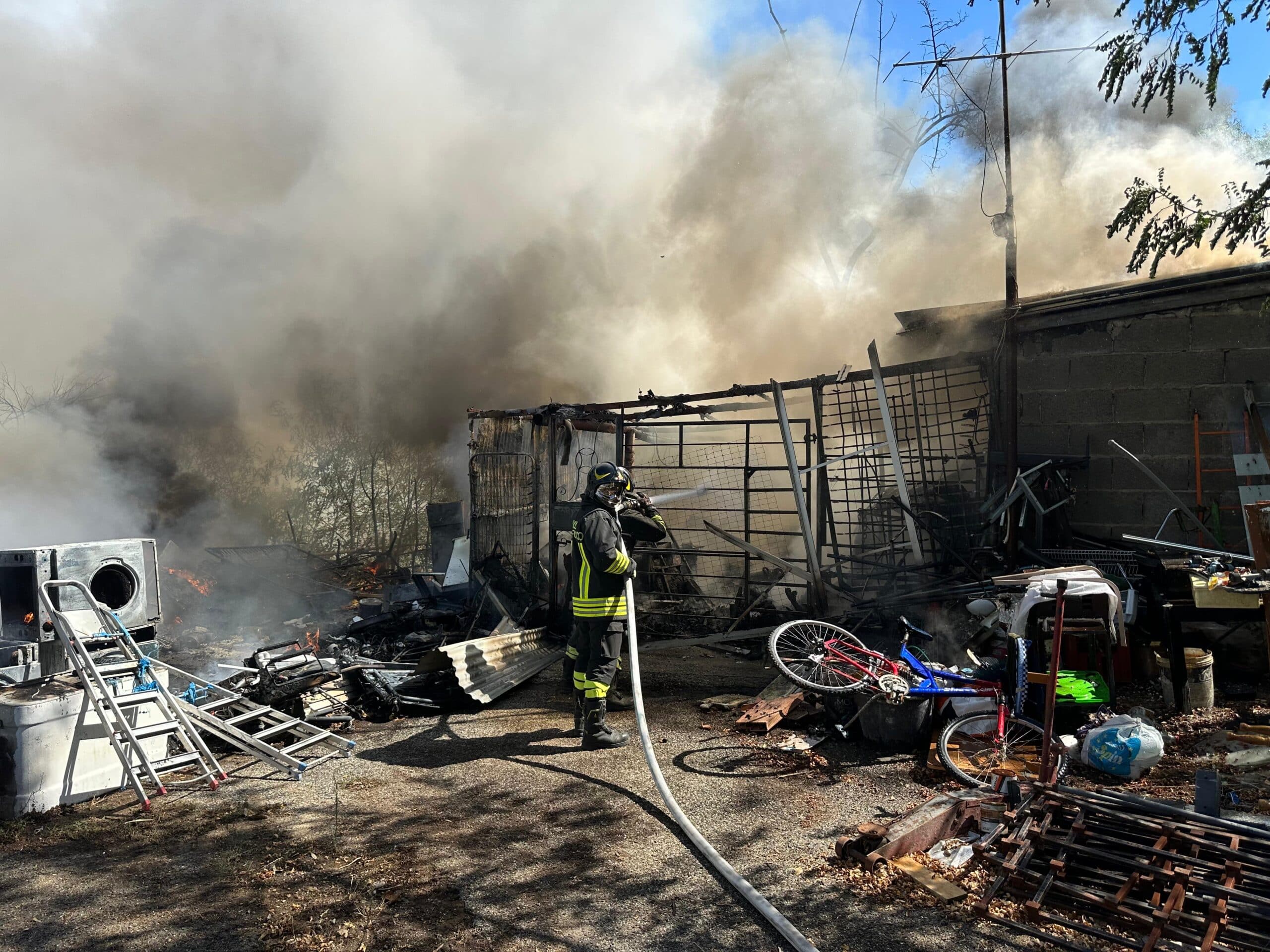 PRATICA DI MARE – CARABINIERI LIBERI DAL SERVIZIO INTERVENGONO PER UN INCENDIO IN UN CASOLARE E SALVANO UN UOMO PRATICA DI MARE – CARABINIERI LIBERI DAL SERVIZIO INTERVENGONO PER UN INCENDIO IN UN CASOLARE E SALVANO UN UOMO