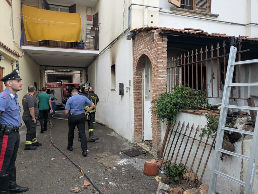 Napoli, esplosione in casa a Meta di Sorrento: due morti Napoli, esplosione in casa a Meta di Sorrento: due morti