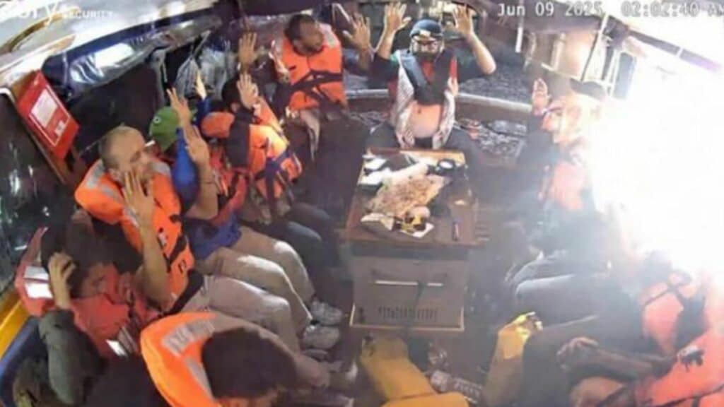Flotilla, 26 italiani stanno rientrando. Ma 15 non hanno firmato e “saranno espulsi in modo coatto”. Tajani: “Ho chiesto garanzie su rispetto diritti” Flotilla, 26 italiani stanno rientrando. Ma 15 non hanno firmato e “saranno espulsi in modo coatto”. Tajani: “Ho chiesto garanzie su rispetto diritti”