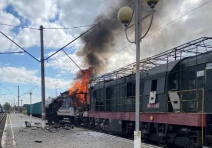 In Ucraina colpita una stazione con i droni, almeno 30 feriti. Zelensky: “Atto barbaro”. Von der Leyen: “Immagini choc” In Ucraina colpita una stazione con i droni, almeno 30 feriti. Zelensky: “Atto barbaro”. Von der Leyen: “Immagini choc”