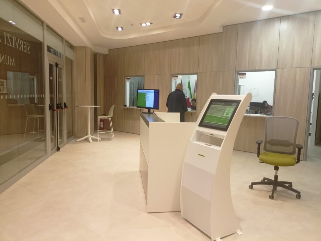 A Casal Bertone inaugura lo Sportello Anagrafico del IV Municipio di Roma Capitale. A Casal Bertone il Centro Commerciale inaugura lo Sportello Anagrafico del IV Municipio di Roma Capitale e si trasforma in un centro moderno di aggregazione e socialità per il quartiere.