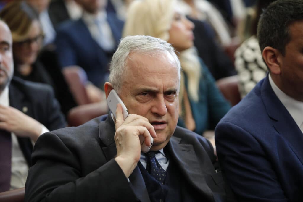 Lotito: “Mai pensato di vendere la Lazio, i fondi arabi sono un’invenzione” Lotito: “Mai pensato di vendere la Lazio, i fondi arabi sono un’invenzione”