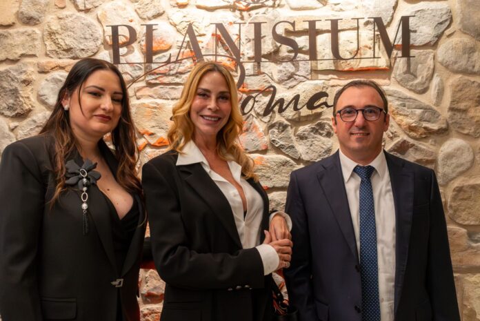 Taglio del nastro con ospiti illustri per il nuovo tempio dell’enogastronomia nel cuore della Capitale. Taglio del nastro con ospiti illustri per il nuovo tempio dell’enogastronomia nel cuore della Capitale.