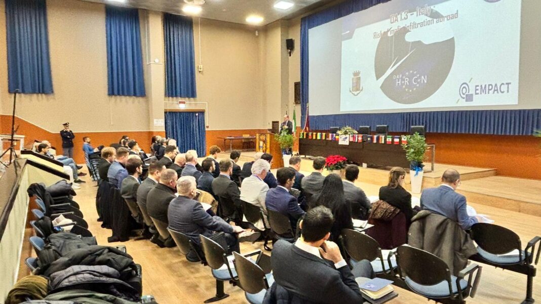 Oltre 20 specialisti della lotta contro il crimine organizzato, provenienti da Europa e Sud America, si riuniranno questa mattina presso la Scuola Allievi Oltre 20 specialisti della lotta contro il crimine organizzato, provenienti da Europa e Sud America, si riuniranno questa mattina presso la Scuola Allievi
