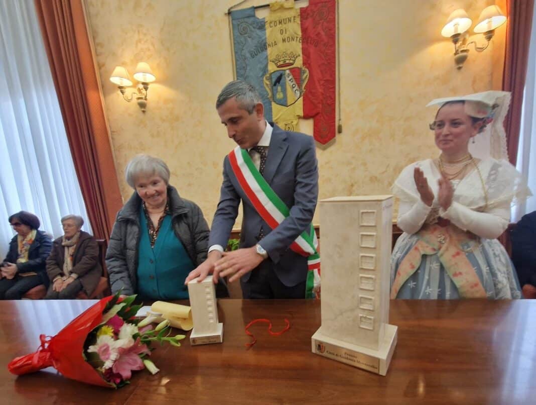 Guidonia. Cerimonia di consegna del “Premio Città di Guidonia Montecelio” alla Prof.ssa Maria Sperandio Guidonia. Cerimonia di consegna del “Premio Città di Guidonia Montecelio” alla Prof.ssa Maria Sperandio