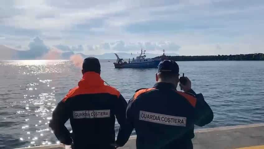 Simulata collisione tra motopesca e natante nel porto di Torre del Greco Simulata collisione tra motopesca e natante nel porto di Torre del Greco