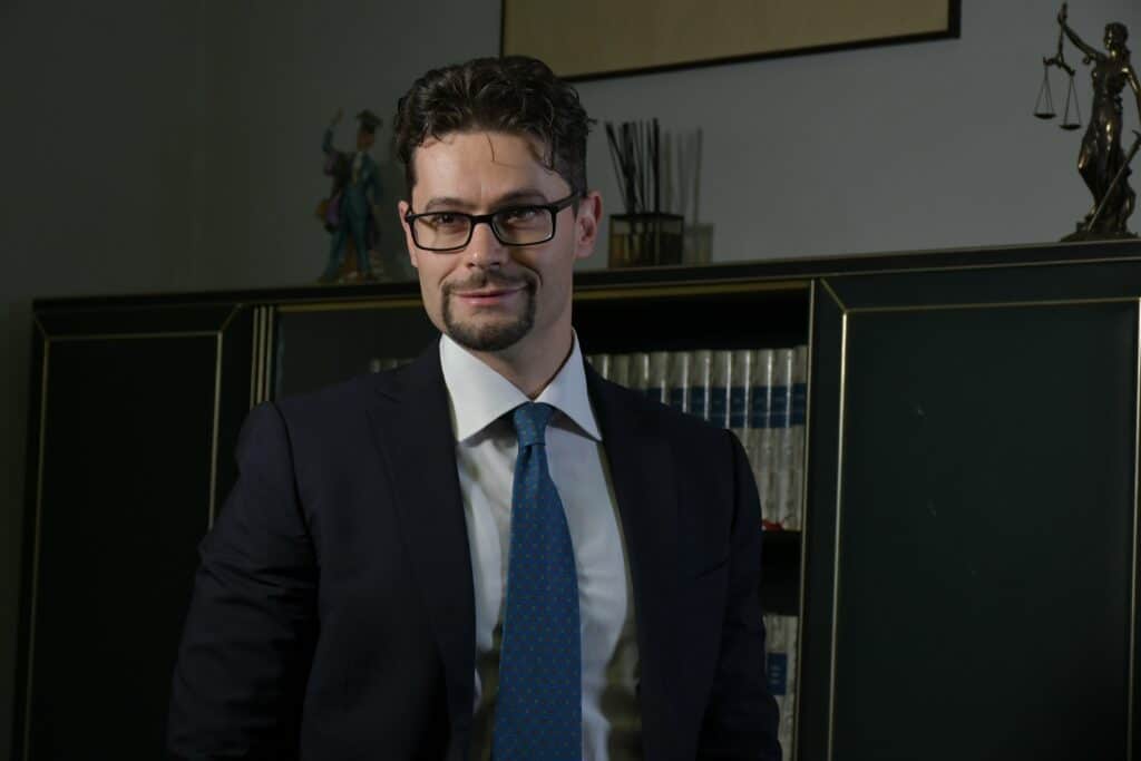 Truffe digitali, l’avvocato: “I contratti fai da te con l’AI espongono i consumatori a clausole nulle e rischi per la privacy” Truffe digitali, l’avvocato: “I contratti fai da te con l’AI espongono i consumatori a clausole nulle e rischi per la privacy”
