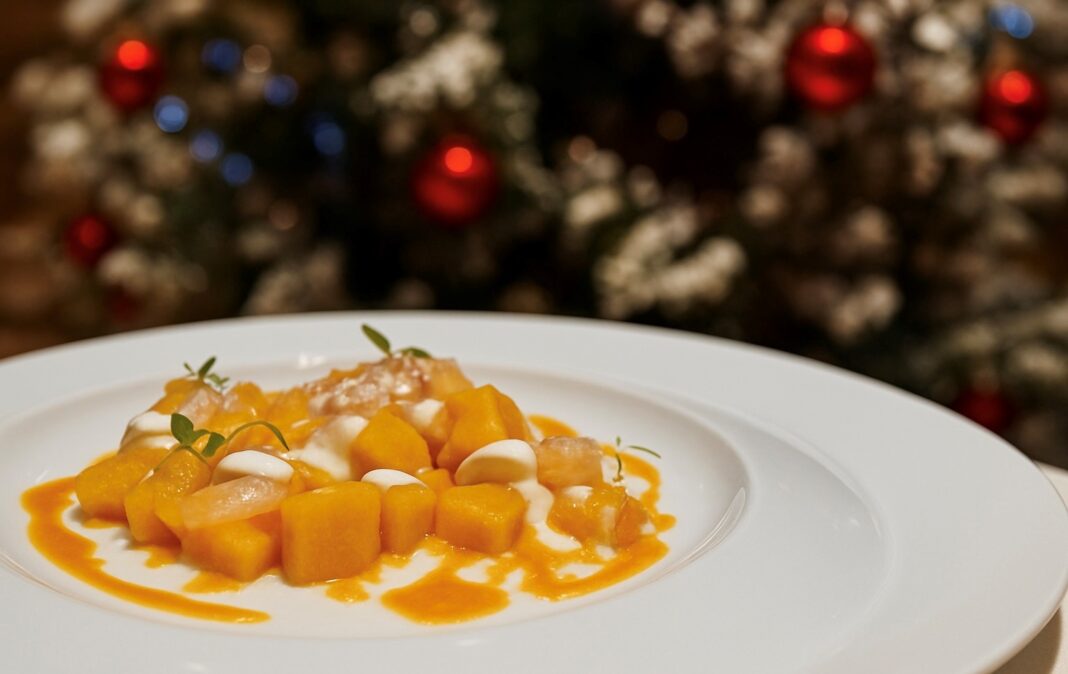 Gnocchi di patate rosse con crema di Gamberi rosa locali, Bufala campana DOP e Limone Gnocchi di patate rosse con crema di Gamberi rosa locali, Bufala campana DOP e Limone